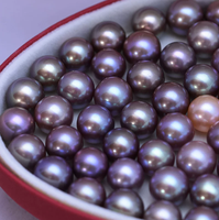 Perle d'eau douce ronde de 11-12 mm, de couleur violet nude, à l'éclat métallique luxueux, presque parfaite, pour pendentif ou bague.