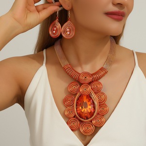 Parure de <span class=keywords><strong>bijoux</strong></span> <span class=keywords><strong>pour</strong></span> <span class=keywords><strong>femme</strong></span>, collier et boucles d'oreilles, style afrocentrique, avec cristaux exagérés, multicolores, en forme de corde et strass volumineux, <span class=keywords><strong>pour</strong></span> <span class=keywords><strong>mariage</strong></span> - Product Image 3