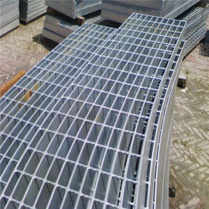 Grille métallique en acier galvanisé ASTM A36 <span class=keywords><strong>25</strong></span>*5 32*5 50*5 en promotion, panneaux de grille en acier HDG pour passerelle avec extrémité fermée - Product Image 4