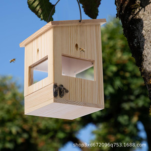Piège à abeilles extérieur en bois pour l'exportation, piège à abeilles suspendu en bois massif, piège à insectes mural en bois - Product Image 4