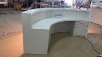 Taille personnalisée 3m 4m de long table de comptoir de réception de bureau moderne incurvée avec éclairage led