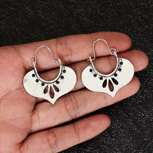 Orecchino a clip in metallo a forma di cuore a ventaglio, stile etnico retrò, vintage, irregolare, gioiello di moda con finitura anticata - Product Image 5
