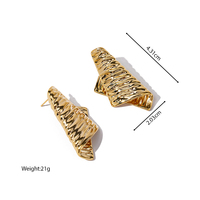Pendientes de botón dorados EDGE con diseño esculpido y textura arrugada, pendientes llamativos abstractos de barra de metal plegada y texturizada para mujer