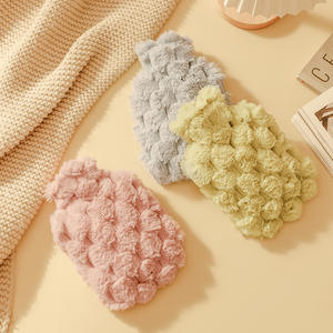 Bolsa de agua caliente de felpa grande para mujer y bolso lindo edredón en relieve para el vientre y respaldo de punto cervical - Product Image 2