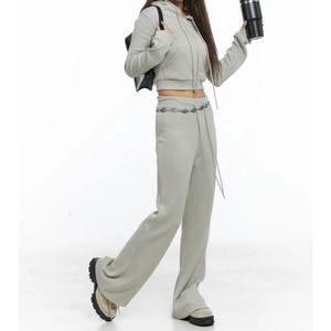 Conjunto de Sudadera con Capucha y Pantalones Deportivos de Alta Calidad con Logotipo Personalizado OEM, Pantalones Ajustados de Algodón con Ribetes, Conjunto Informal de Sudadera Corta con Ribetes para Mujer - Product Image 1