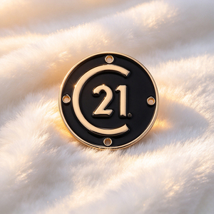 Plaque métallique dorée gravée avec le nom de la marque, étiquette logo métallique personnalisée à coudre avec double trou pour accessoires de maillots de bain - Product Image 1