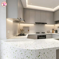 Comptoir de cuisine en terrazzo personnalisé, couleur de base blanche, îlot en pierre technique pour la maison et les restaurants