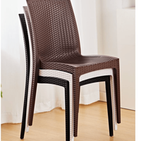 Chaise de salle à manger sans bras en plastique PP empilable marron en rotin design pour café bistro restaurant