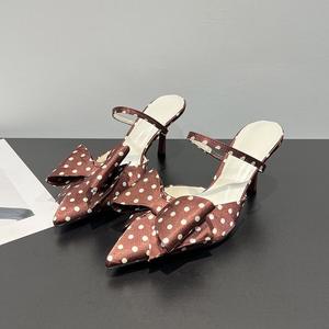 รองเท้าส้นสูงแบบสวม Baotou Bow Tie Thin Stiletto สำหรับผู้หญิง ฤดูร้อน หัวแหลม สีน้ำเงินขาวลายพราง ใส่สบาย ระบายอากาศได้ดี เหมาะสำหรับไปทะเล - Product Image 1