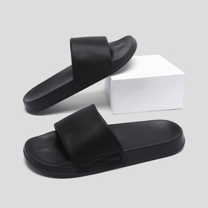 Pantoufles noires à sangle unique pour hommes et femmes, semelle épaisse, antidérapantes, tongs d'été légères et confortables pour usage domestique - Product Image 1