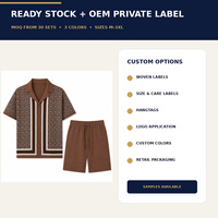Completo da Uomo in Maglia con Pantaloncini, 100% Viscosa, Colletto Cubano Geometrico, Abbottonatura, Outfit Estivo da Resort, Commercio all'Ingrosso, OEM, Private Label