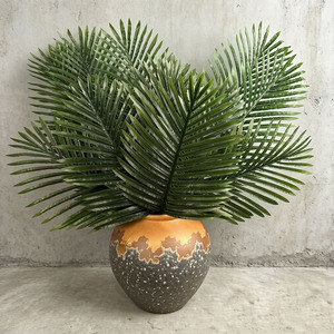 Feuilles de palmier Areca artificielles de haute qualité en gros 2026, fausses feuilles de palmier, verdure tropicale pour la décoration de mariages, de maisons et de fêtes - Product Image 1