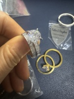 Bague de mariage de luxe confortable en acier inoxydable Yiwu Aceon, sertie de micro-pierres sur les côtés et d'un grand zircon central