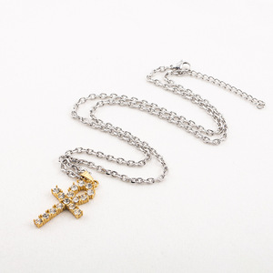 สร้อยคอจี้รูปกางเขนสำหรับผู้ชาย ชุบทอง ประดับเพชร ไทเทเนียมสตีล สายยาว สวมใส่ได้ทุกวัน ดีไซน์เรขาคณิต - Product Image 2