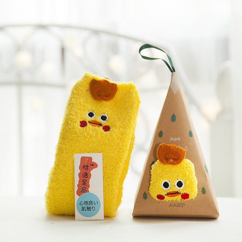 1 pair of little yellow chickens