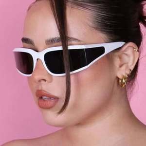 Gafas de Sol Deportivas Cuadradas Pequeñas con Logotipo Personalizado, Diseño Vintage Único, Color Blanco Curvo, para Mujer - Product Image 2