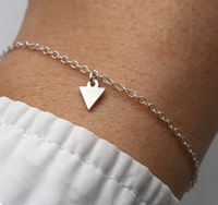 Bracelet fin et délicat avec pendentif triangle en acier inoxydable, chaîne minimaliste empilable pour femme, bijou à porter au quotidien, cadeau
