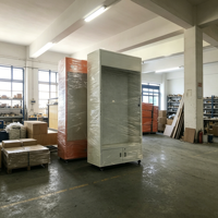 Étagère de présentation en métal avec panneau perforé, armoire de rangement, boîte lumineuse et roulettes pour l'affichage en magasin de détail