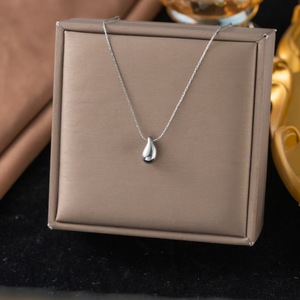 สร้อยคอแฟชั่นเรียบง่ายสำหรับผู้หญิง - จี้ห้อยเคลือบทอง 18K PVD - สร้อยคอของขวัญสุดอินเทรนด์ - Product Image 2
