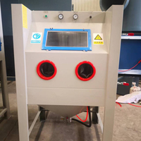 Équipement de sablage sur mesure pour le nettoyage abrasif à l'eau des pièces métalliques dans les applications d'atelier et industrielles