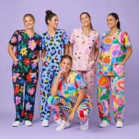 Ensembles d'uniformes médicaux personnalisés 2026 avec hauts imprimés, pantalons de yoga, ensembles d'uniformes de travail en coton de haute qualité, fabrication OEM