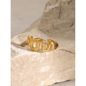 Bijoux de plage écologique personnalisés Nature Ocean 18k PVD Plated Summer Open Waves Ring Wavy Irregular Ripple Gold Ring - Product Image 4