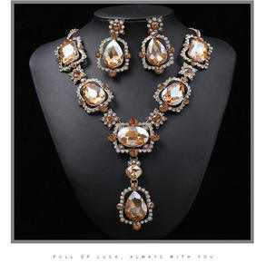 Parure de bijoux élégante et vintage pour femme, collier et boucles d'oreilles en alliage de zinc plaqué argent/or, à la mode et abordable - Product Image 4