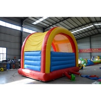 Structure gonflable commerciale en PVC avec arche, château sauteur, piliers gonflables et motifs colorés pour enfants, idéale pour les entreprises de location de matériel de fête