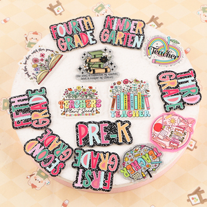 Porta-credenciales de acrílico personalizados y coloridos con textos y motivos florales de alta calidad para profesores, ideales para decoraciones DIY. - Product Image 6