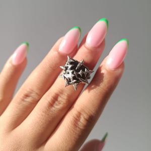 Conjunto de Joyería Gótica Abstracta Hecha a Mano con Colgante de Sirena, Collar con Perlas, Anillo Decorativo de Metal Líquido con Forma de Cuerno y Anillos de Alabastro - Product Image 2