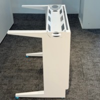 Cadre de table blanc moderne et durable avec organisateur de câbles, perforations de protection, système de verrouillage puzzle et pieds de nivellement modulaires pour bureaux, ordinateurs et laboratoires