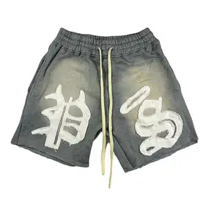 Shorts masculinos de lavagem com ácido, logotipo em relevo, apliques desgastados, corte de rasgos, costura casual, cordão, bordado e fechamento