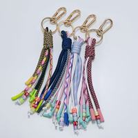 Llavero de mosquetón con borla de cuerda de poliéster tejida y cuentas con letras, estilo Y2K, colgante elegante para bolso y accesorios colgantes