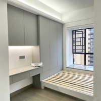 Ensemble de meubles de chambre à coucher de style japonais : lit tatami, armoire, bureau d'étude, bureau debout avec tiroir et armoire intégrée