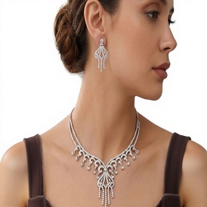 Ensemble Collier et Boucles d'Oreilles en Laiton Plaqué Argent avec Zircon, Design Classique à Pompon, Tendance et Élégant, Cadeau de Mariage pour Femme - Product Image 2