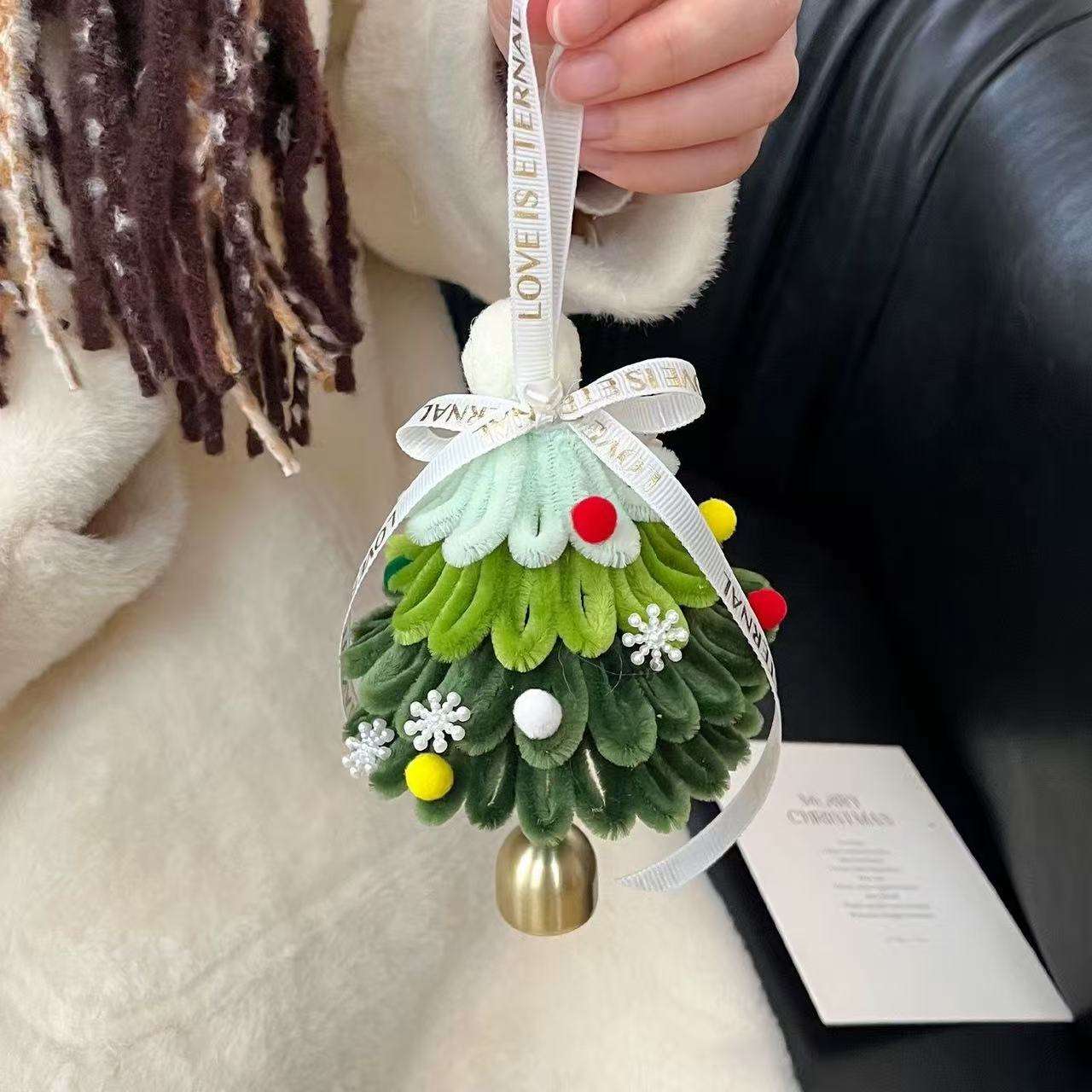 ต้นคริสต์มาสสีเขียวเข้ม