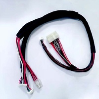 أسلاك صناعية OEM متعددة الأقطاب أحادية الصف، كبيرة الحجم، ذات ألوان مرمزة (أحمر، أسود، أبيض، أخضر)، مع أنابيب حماية سوداء.