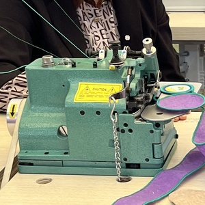 QK-MG-3U 3 Thread Emblem Overlock Industry <b>Sewing</b> <b>Machine</b> for School Uniforms - Product Image 3
