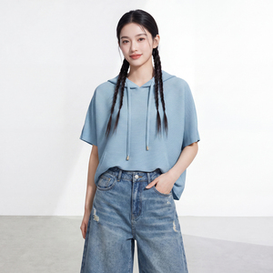 Miyake – Nouvelle collection : T-shirt plissé décontracté pour femme, anti-plis, respirant, à manches chauve-souris courtes, séchage rapide, coupe ample, avec col à revers et capuche. - Product Image 1