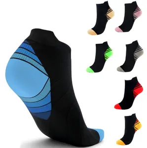 Chaussettes de sport athlétiques pour hommes à blocs de couleur dégradés avec languette de talon, chaussettes de course antidérapantes, chaussettes de sport coupe basse à séchage rapide, personnalisables OEM, vente en gros - Product Image 1