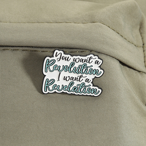 Broches de esmalte con logo de estrella de Band Aid, cita retro de teatro musical 'I Will Never Be Satisfied', insignia de solapa, venta al por mayor - Product Image 3