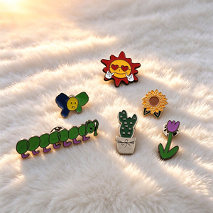 Broche de Noël personnalisée en métal poli, épinglette de Noël exquise de haute qualité avec impression sérigraphiée - Product Image 2