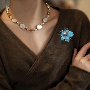 เข็มกลัดรูปดอกไม้ใบใหญ่ประดับมุกและเพชรซิรคอนฝังละเอียด สำหรับติดเสื้อสูท ลายตัวเลข - Product Image 4