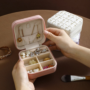 Estuche de Joyería Portátil de Viaje para Mujer, Organizador de Cuero PU para Aretes, Anillos y Collares, 10x10x5cm, Almacenamiento Compacto - Product Image 4