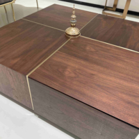 Table basse en bois haut de gamme sur mesure avec forme carrée et rayures dorées, une table basse luxueuse en demande