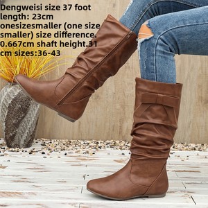Bota Marrom Estilo Britânico Confortável com Pregas, Cano Alto, Cabedal em Poliuretano, Forro em Malha, Outono/Inverno/Primavera, Nova Chegada 2026, Lateral - Product Image 1
