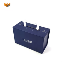 Boîte cadeau personnalisée à fermeture magnétique pliable au design unique Boîte d'emballage de luxe pour vêtement manteau avec poignée