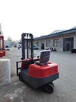 Chariots élévateurs électriques polyvalents de 0,5 à 1,5 tonne, à mât bi-étages 3 points, avec batterie au plomb-acide et pneus pleins - Applications multiples