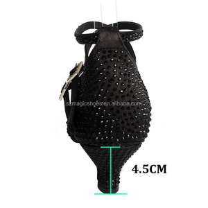 Scarpe da ballo in <span class=keywords><strong>raso</strong></span> nero personalizzate tacco basso donna latino con <span class=keywords><strong>sandali</strong></span> da ballo in strass <span class=keywords><strong>neri</strong></span> - Product Image 4