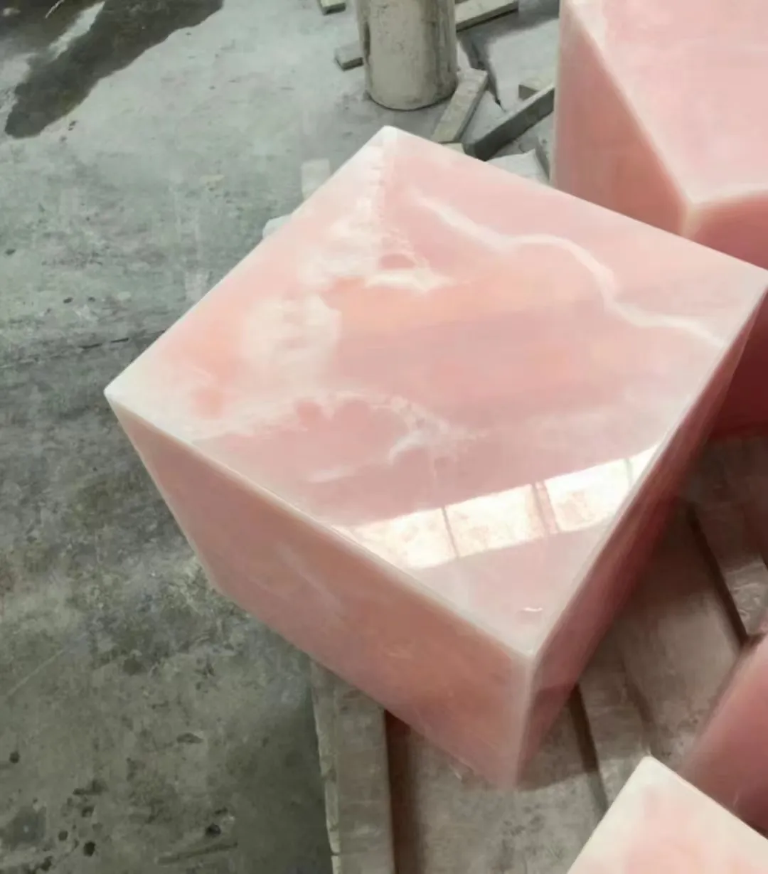 Transparenter rosa Onyx würfel sockel tisch